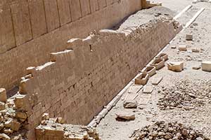 Reste des Tempels von Thutmosis III. in Deir el-Bahari | Foto: Sabrina | Reiner | CC BY-SA