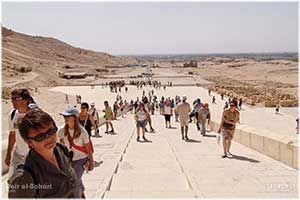 Blick über die Rampe des Tempels zum Niltal hin  | Foto: Sabrina | Reiner | CC BY-SA