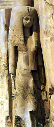 Statue der Königin Teje an der südlichen Kolossalstatue des Amenophis III.