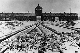 Volkstrauertag | KZ Auschwitz, Einfahrt | Quelle: Bundesarchiv, B 285 Bild-04413 / Stanislaw Mucha / CC BY-SA | Ist der Volkstrauertag ein Gedenktag für die Opfer von Gewalt?
