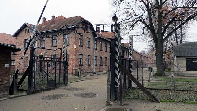 Tor des Konzentrationslagers Auschwitz | Foto vom 23. November 2003 | Credit:  waldomiguez / pixelbay | Lizenz: Public Domain (Creative Commons CC0)
