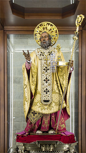 Heiligenfigur des heiligen Nikolaus in der Basilica Pontificia di San Nicola, Bari, Italien | Foto: © Sabrina | Reiner | www.stilkunst.de | Lizenz: CC BY-SA Heiligenfigur des heiligen Nikolaus in der Basilica Pontificia di San Nicola, Bari, Italien | Foto: © Sabrina | Reiner | www.stilkunst.de | Lizenz: CC BY-SA