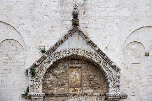 Torbogen am Portal der Basilica Pontificia di San Nicola, Bari, Italien, mit einem Relief des Heiligen Nikolaus | Foto: © Sabrina | Reiner | www.stilkunst.de | Lizenz: CC BY-SA Torbogen am Portal der Basilica Pontificia di San Nicola, Bari, Italien, mit einem Relief des Heiligen Nikolaus | Foto: © Sabrina | Reiner | www.stilkunst.de | Lizenz: CC BY-SA