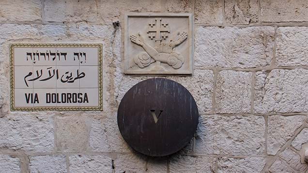 Straßenschild der Via Dolorosa in Jerusalem